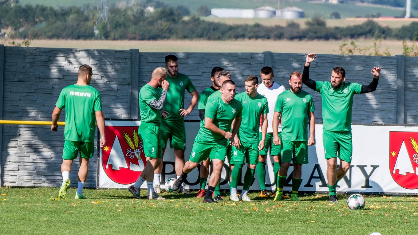 Futbalisti FC Veľký Kýr pripravili lídrovi z Podhájskej vôbec prvú prehru v súťaži. 
