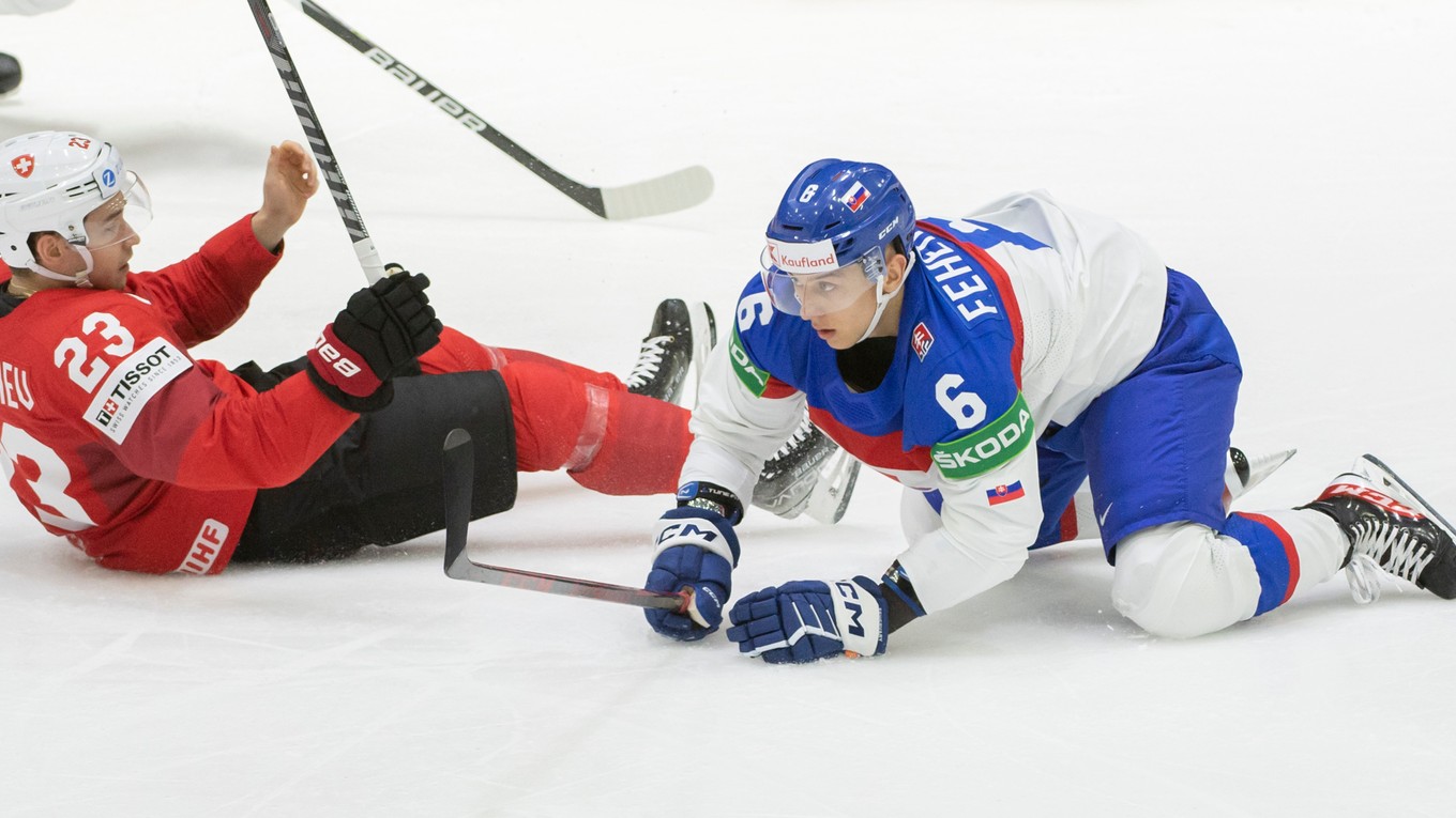 Martin Feherváry v súboji so švajčiarskym útočníkom Philippom Kurashevom.