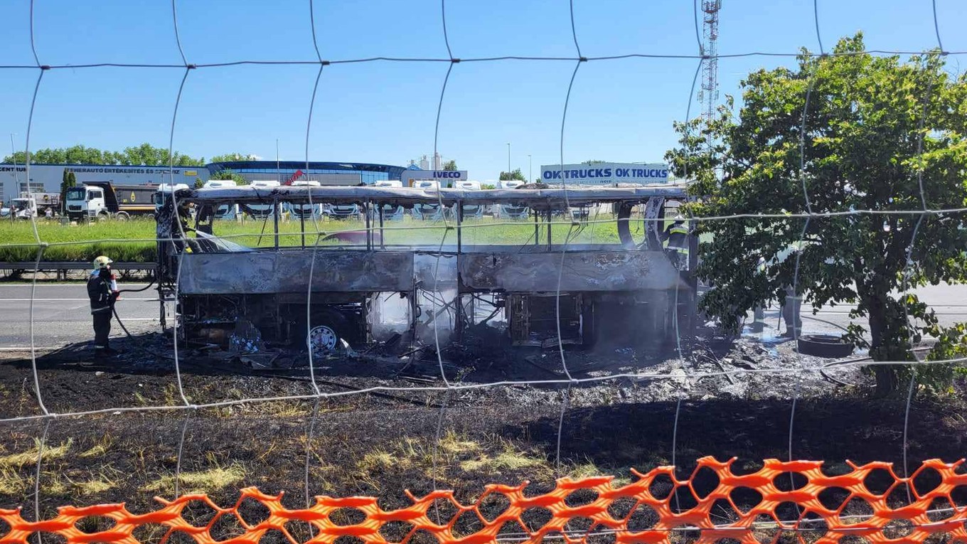 Zhorený autobus KFC Komárno.
