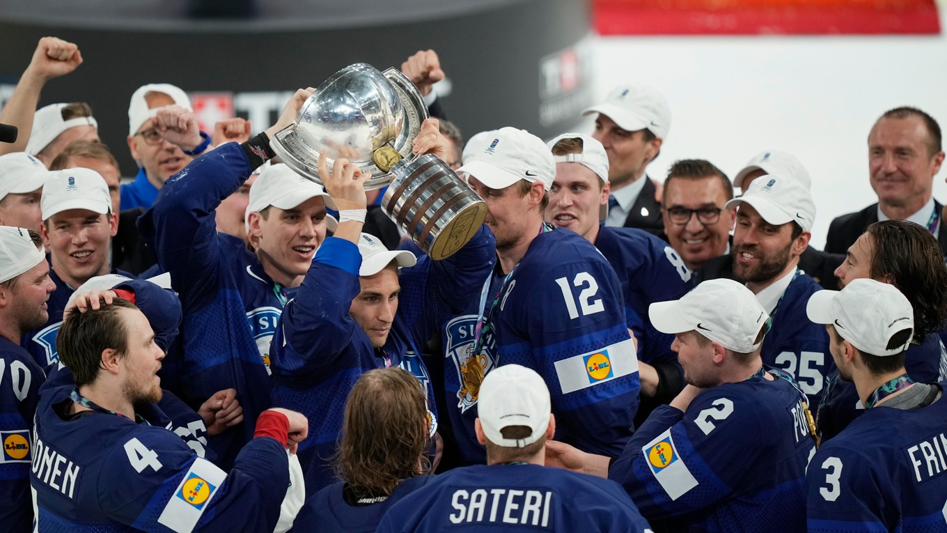 Fínski hokejisti oslavujú titul majstrov sveta v hokeji.