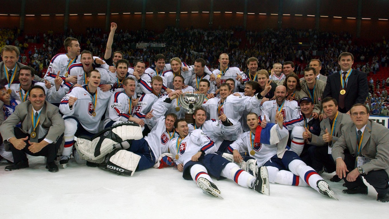 Zlatý slovenský hokejový tím po víťazstve na MS v hokeji 2002.