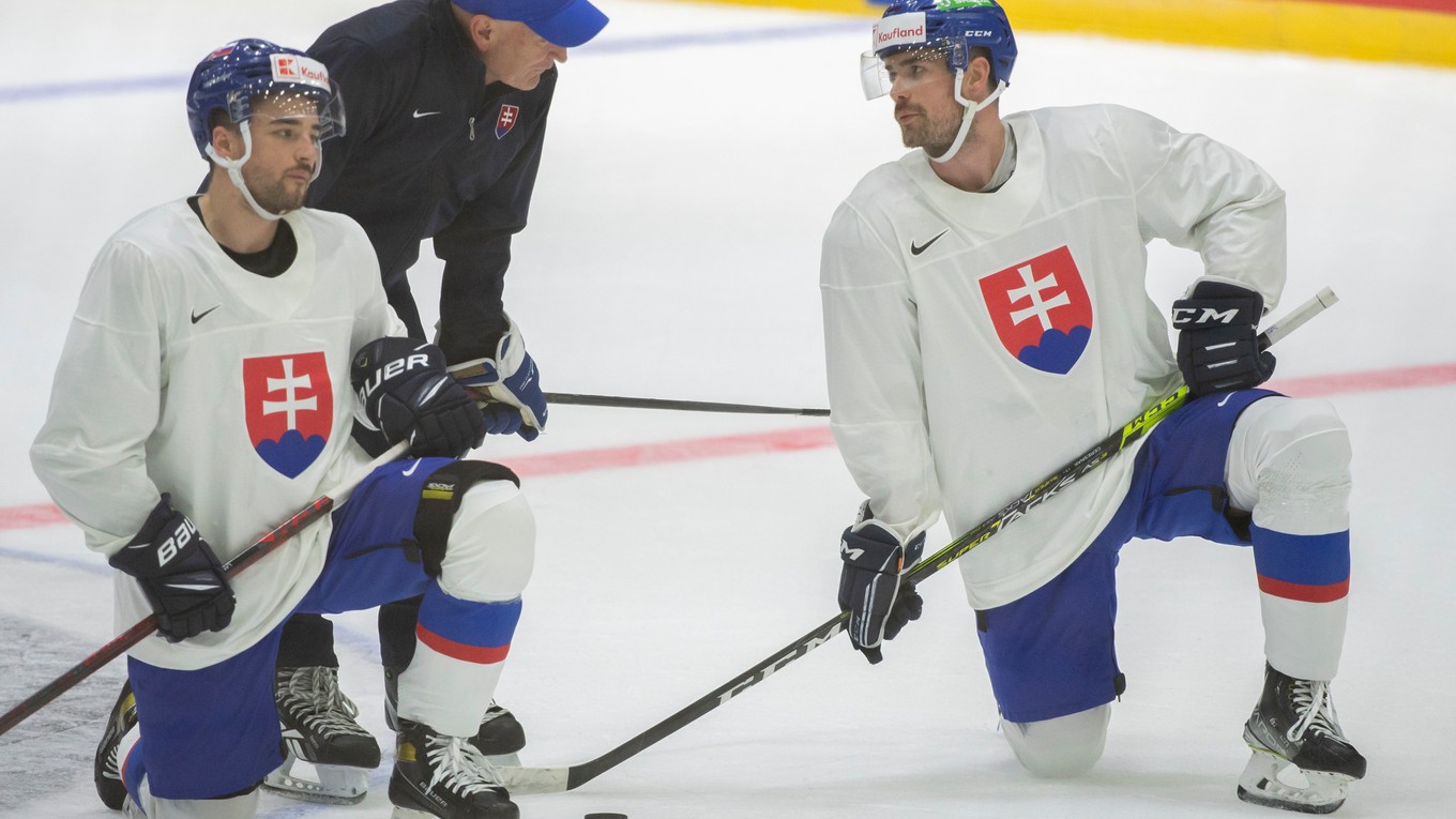 Slovenskí hokejisti na úvodnom tréningu vo Fínsku pred MS v hokeji 2022.