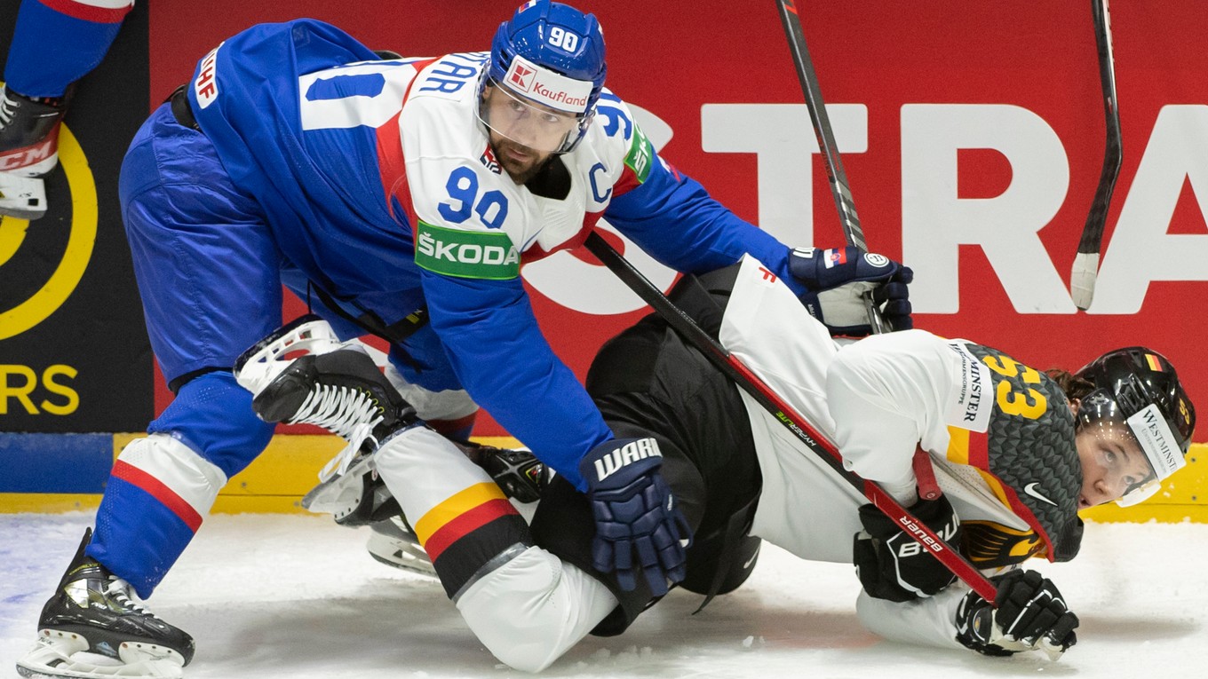 Tomáš Tatar a Moritz Seider v zápase Slovensko - Nemecko na MS v hokeji 2022.
