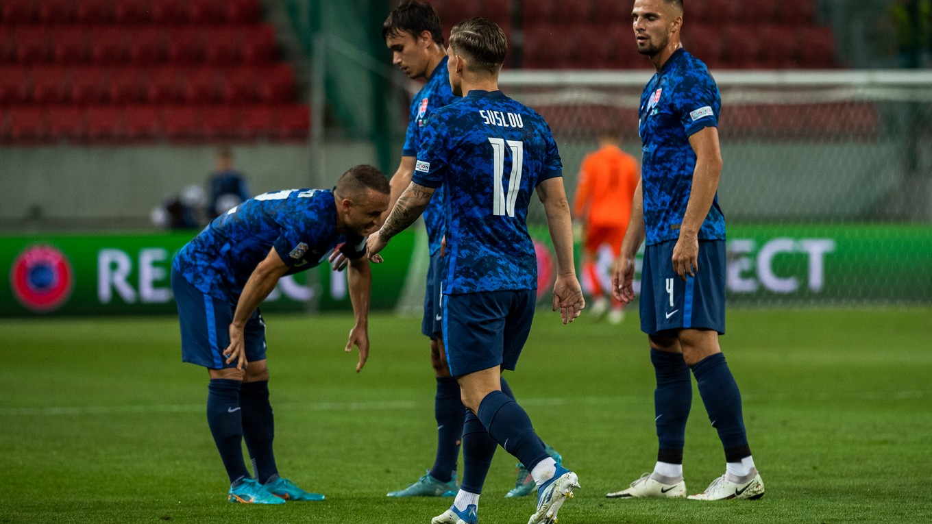 Slovenskí futbalisti po prehre v zápase Slovensko - Kazachstan v Lige národov.