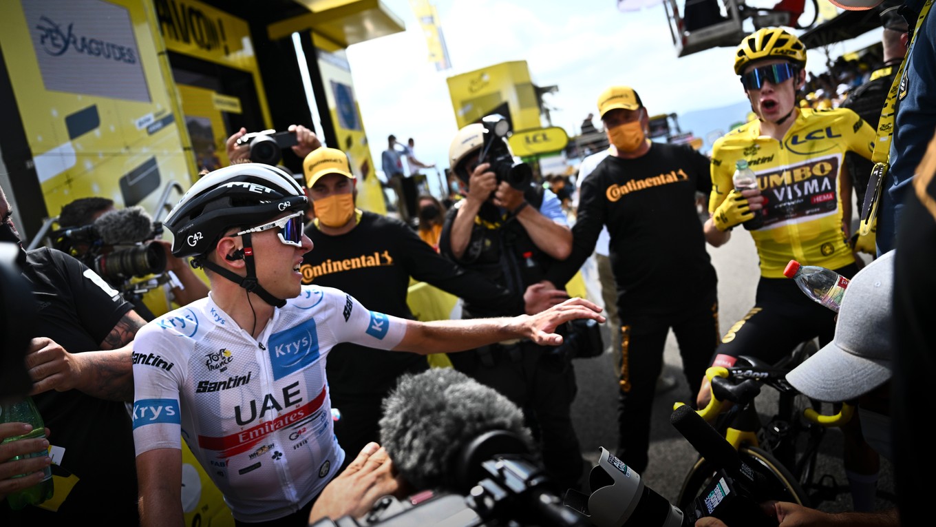 Tadej Pogačar podáva Jonasovi Vingegaardovi na znak uznania ruku. Dán si udržal prvú priečku na Tour de France.