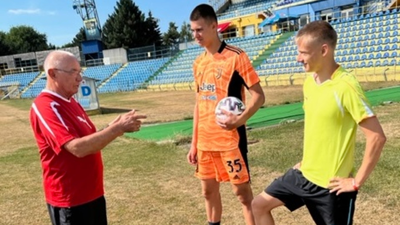 Pred rannou tréningovou dávkou. Zľava tréner Gejza Farkaš, futbalový brankár mládeže Juventusu Jakub Vinarčík a slávista Patrik Urban.