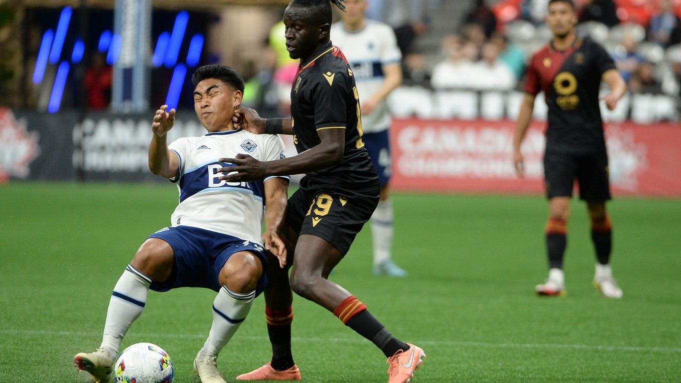 William Akio v súboji o loptu.