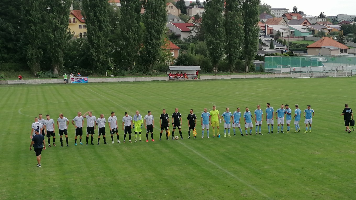 Nástup tímov pred zápasom MFK Baník Veľký Krtíš - MŠK Rimavská Sobota.