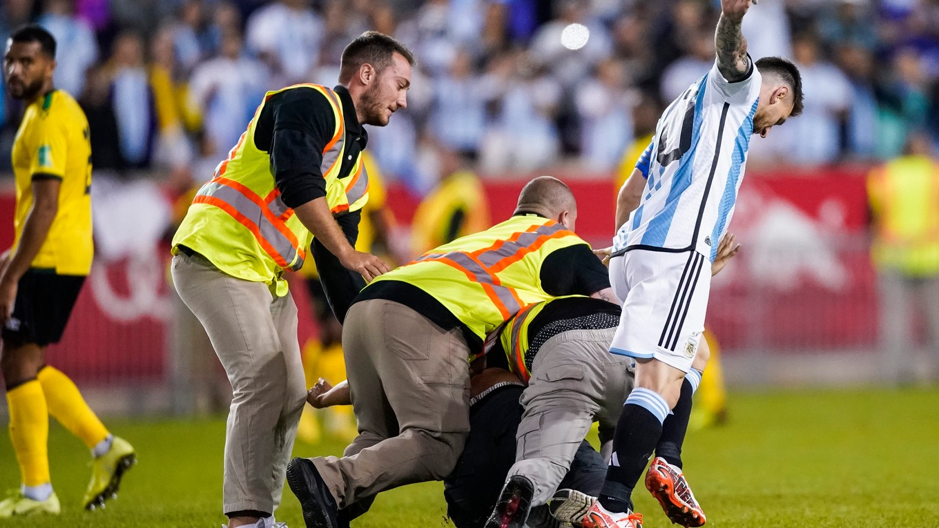 Ochranka spacifikovala diváka, ktorý chcel podpis od Lionela Messiho.