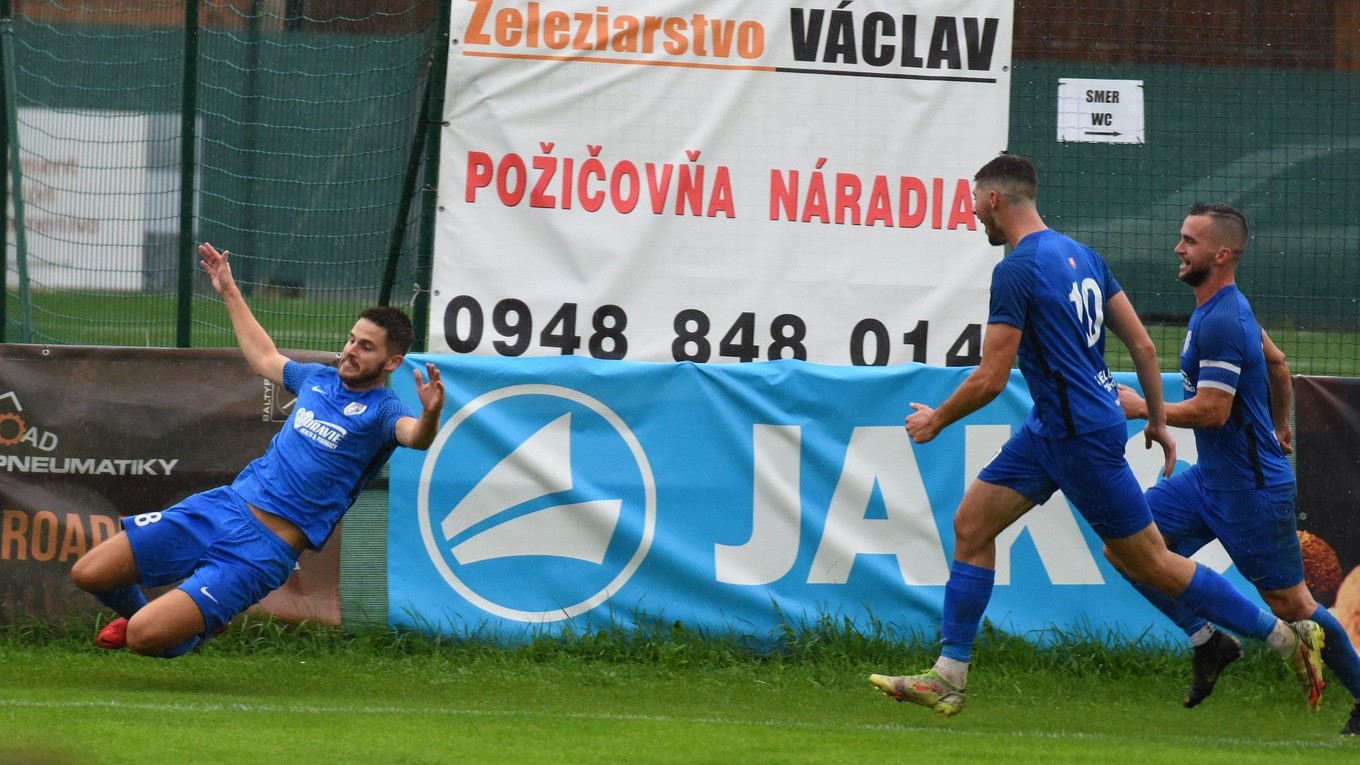 Radosť futbalistov Beluše. Tešiť sa môžu na Trenčín.