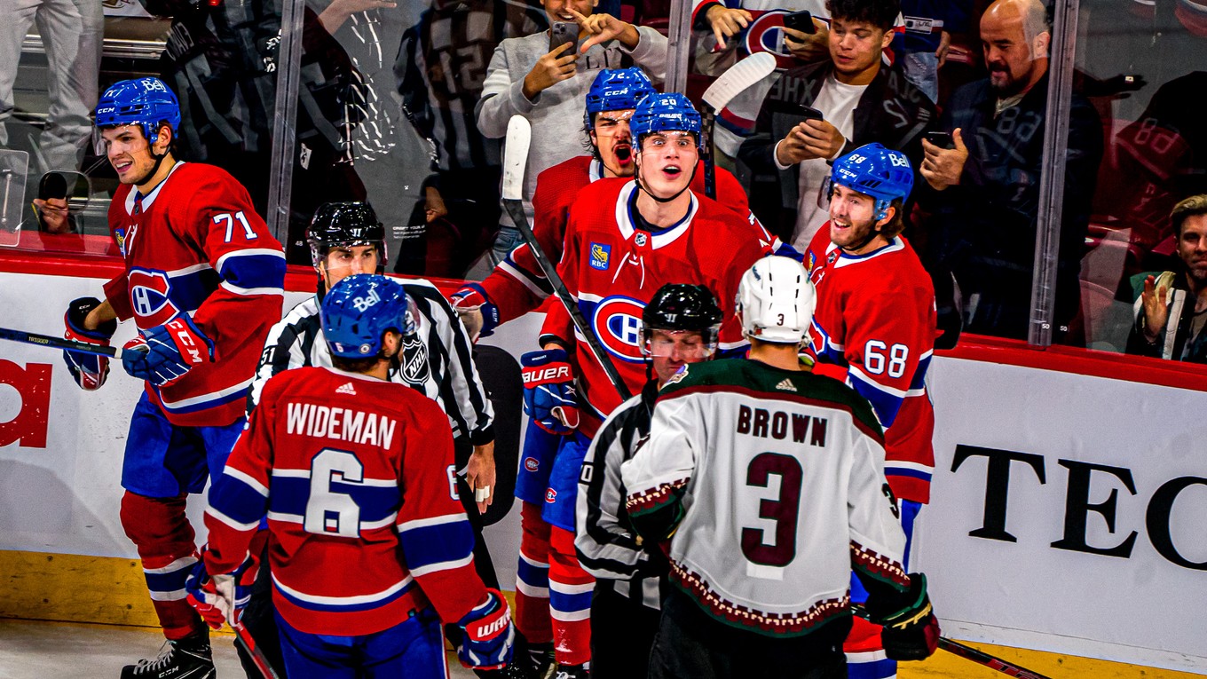 Juraj Slafkovský oslavuje prvý gól v NHL.