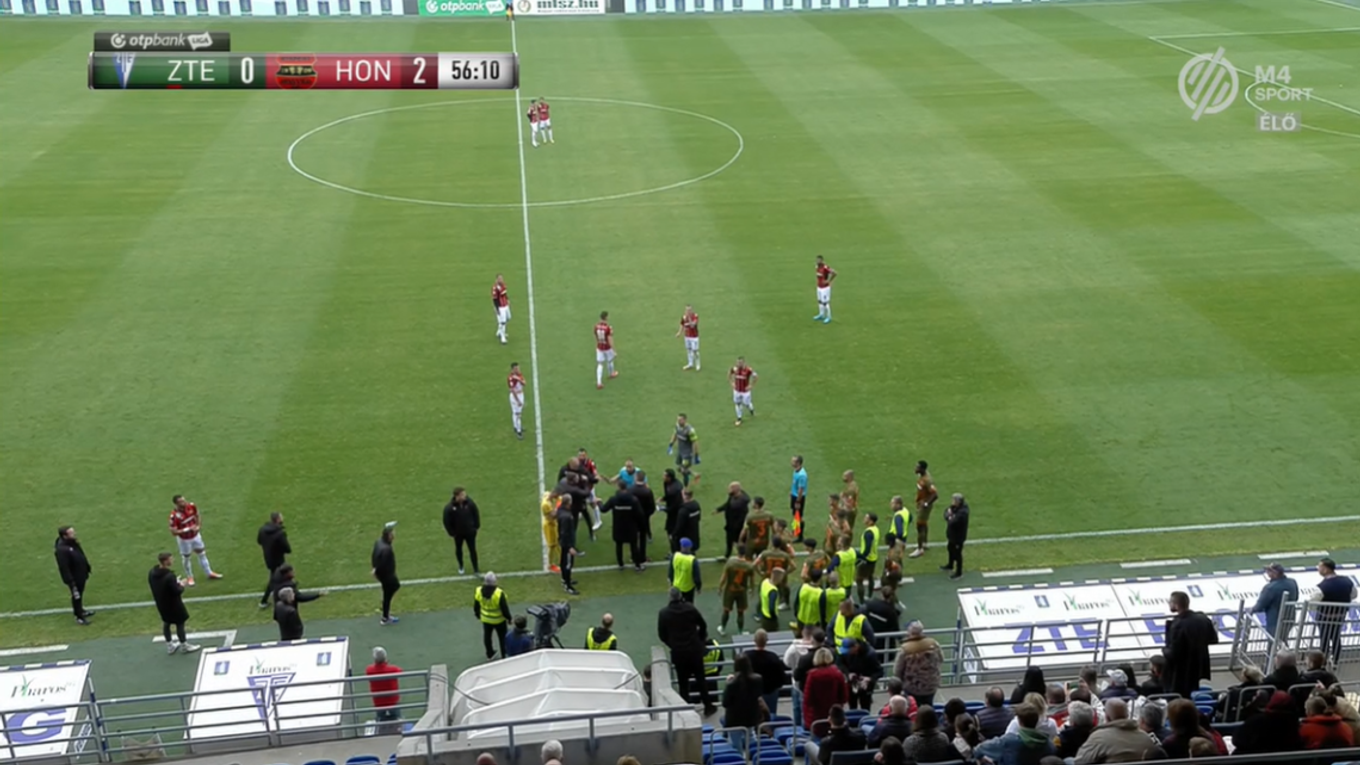 Zápas Zalaegerszeg - Honvéd bol na niekoľko minút prerušený.