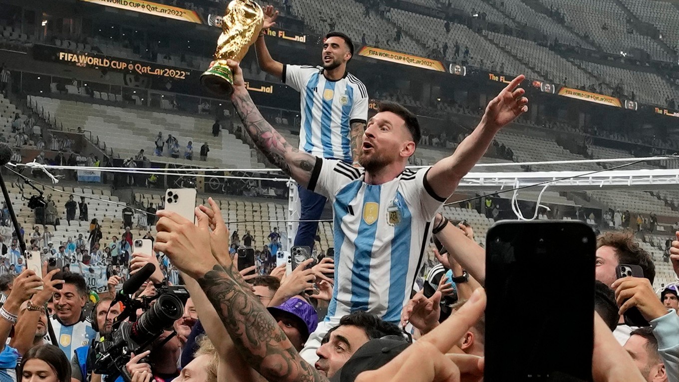 Lionel Messi s trofejou pre majstra sveta po triumfe na MS vo futbale 2022.