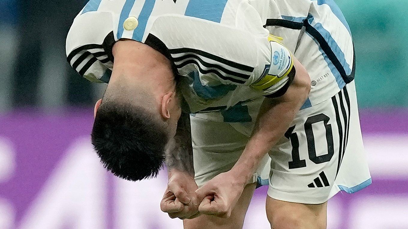 Messi sa predklonil a zaťal päste.