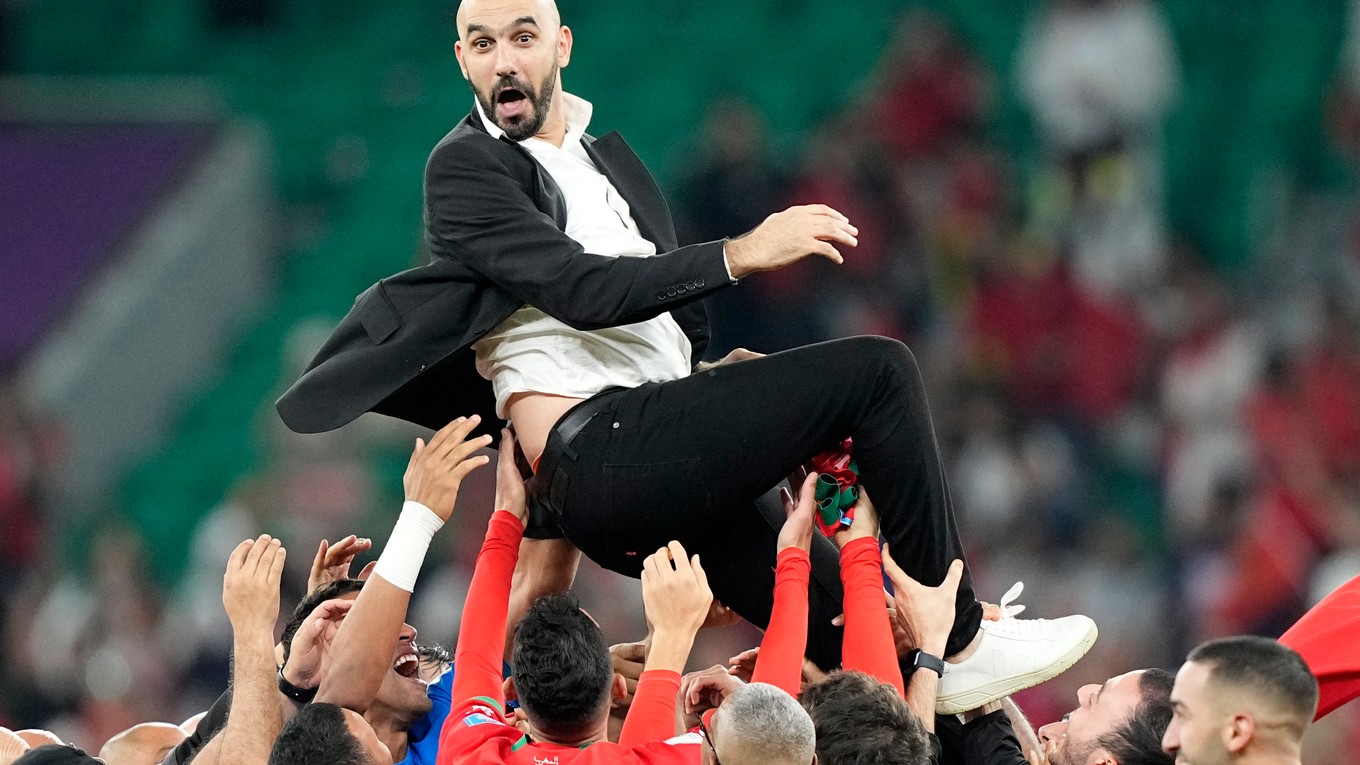 Tréner Maroka Walid Regragui nad hlavami svojich zverencov.