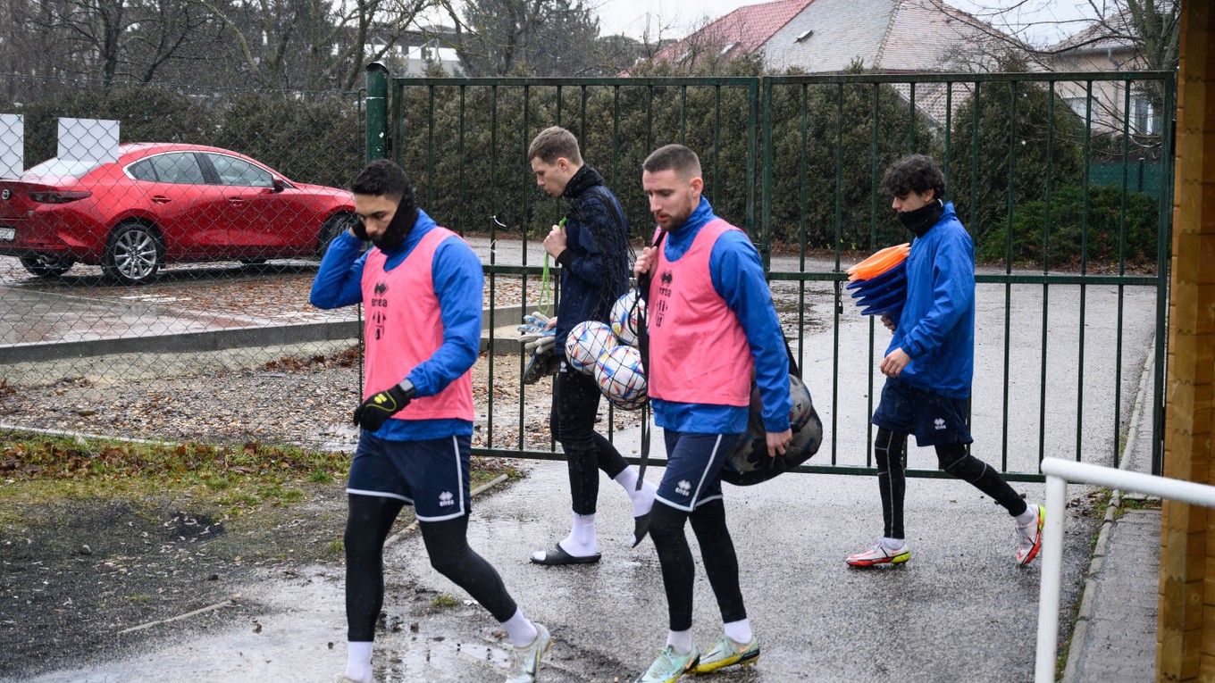 Hráči ViOnu Zlaté Moravce prichádzajú na prvý tréning zimnej prípravy.