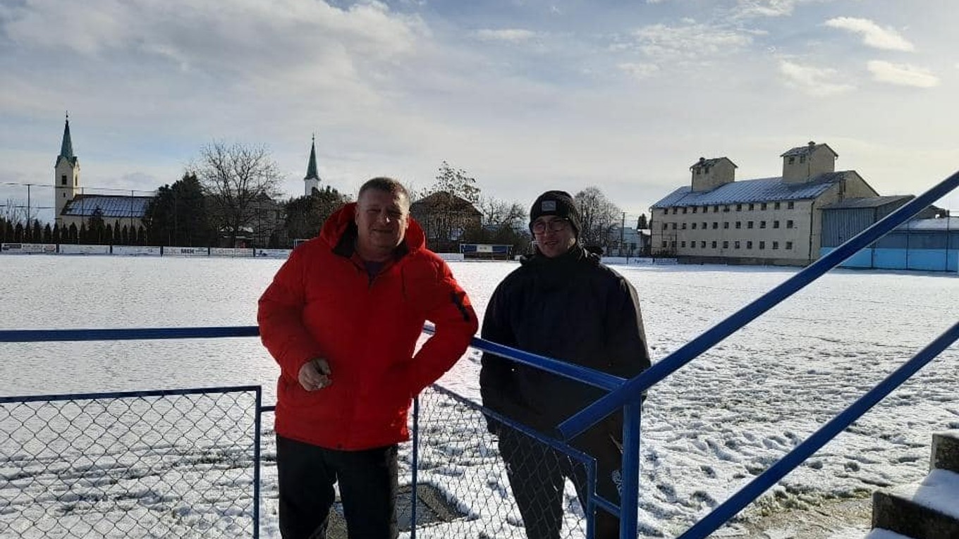Jozef Pisár (vpravo) na ihrisku v Jesenskom. 