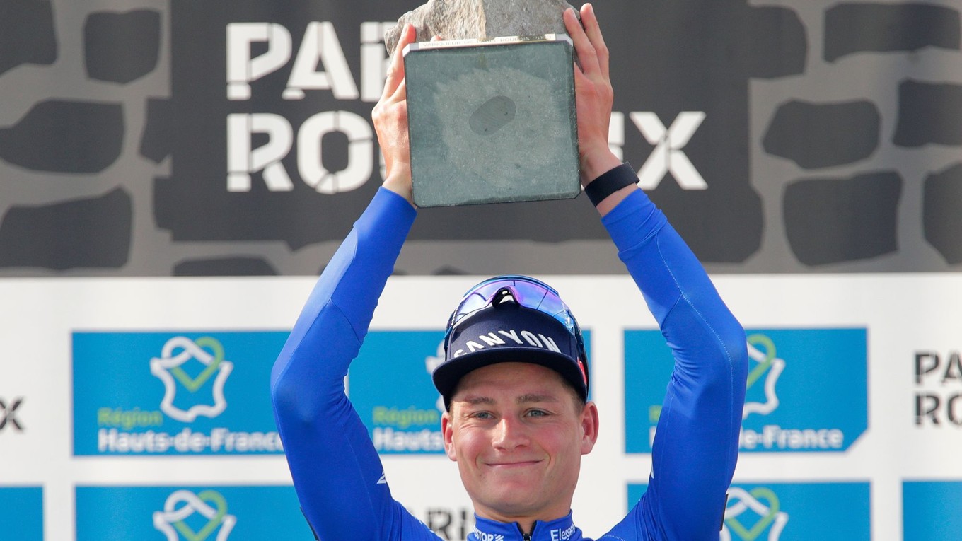 Mathieu Van der Poel s trofejou za víťazstvo na Paríž - Roubaix. 
