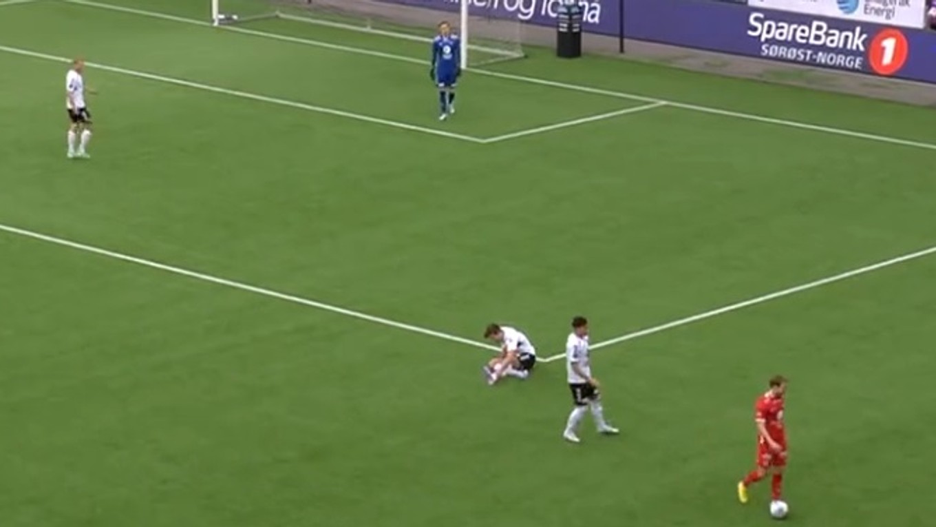 Bard Finne v nórskej Eliteserien odkopáva loptu mimo ihriska.