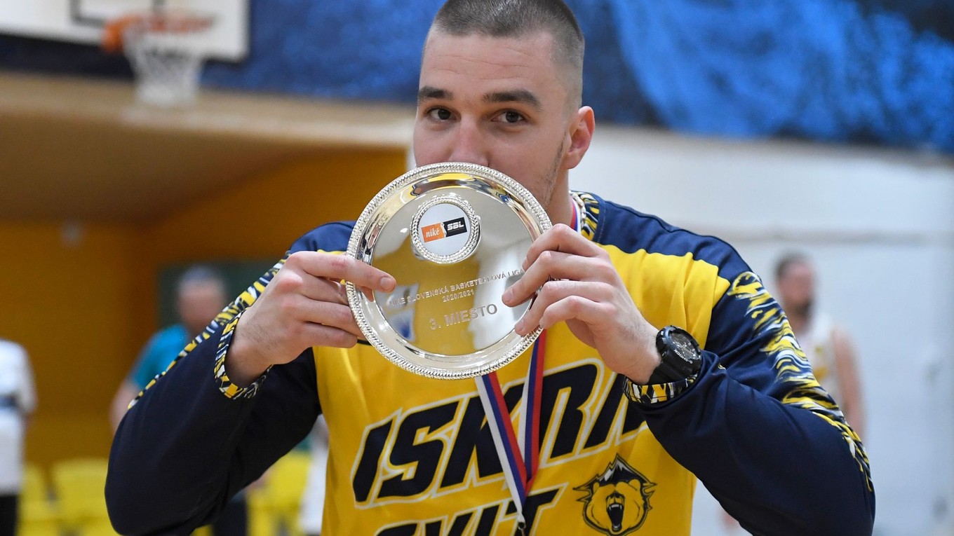 Saša Avramovič s medailou a tanierom za 3. miesto v roku 2021.