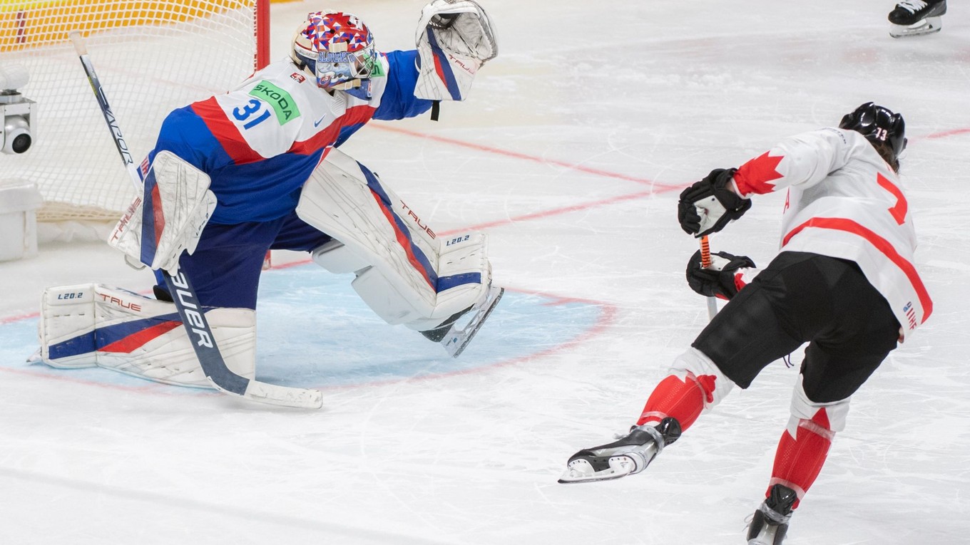 Samuel Hlavaj chytá nájazd Tylera Toffoliho (Kanada) na MS 2023 v Rige.