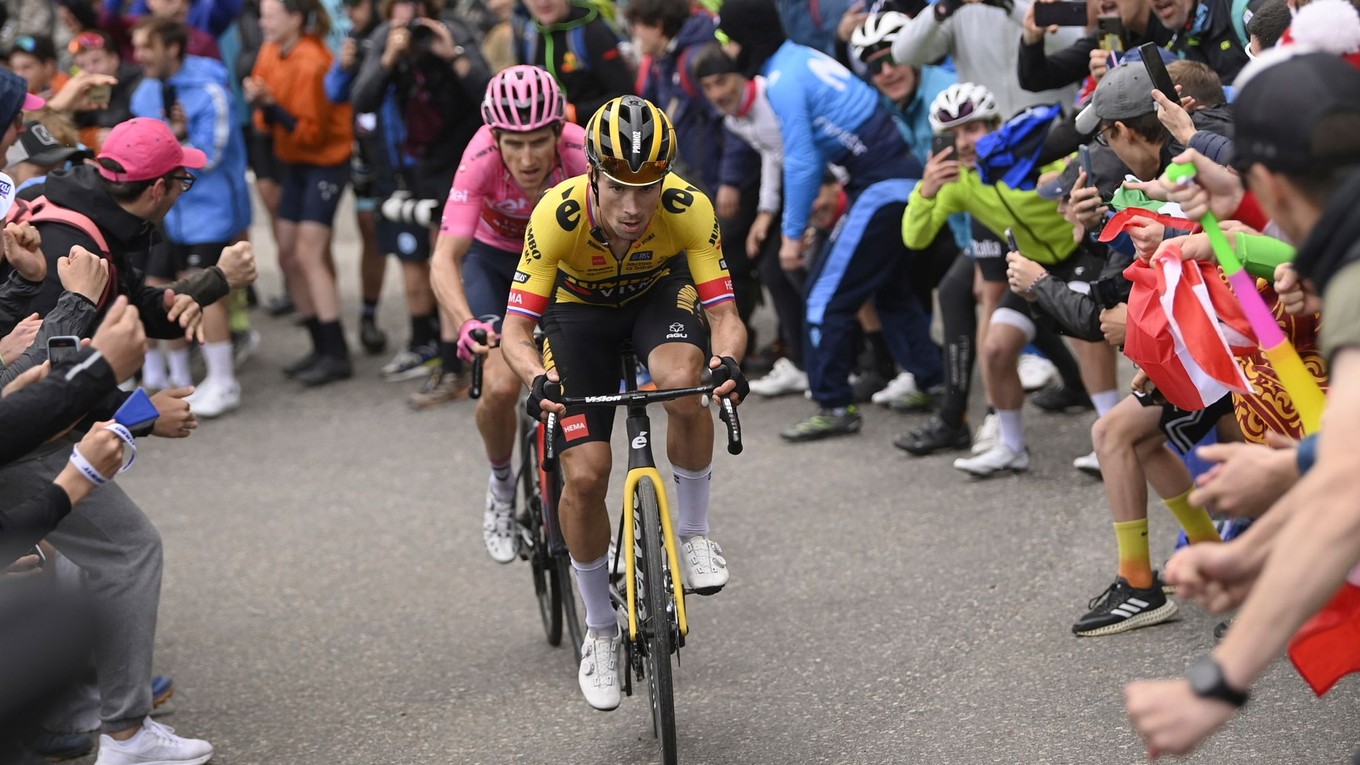 Primož Roglič sa pokúša ujsť  Geraintovi Thomasovi v 19. etape Giro d'Italia.