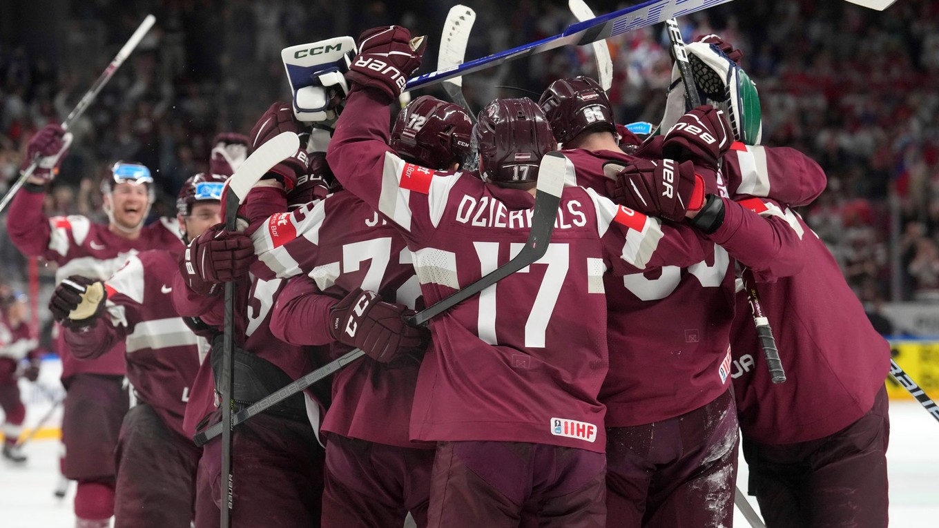 Lotyšskí hokejisti sa tešia z triumfu nad Českom na MS v hokeji 2023.