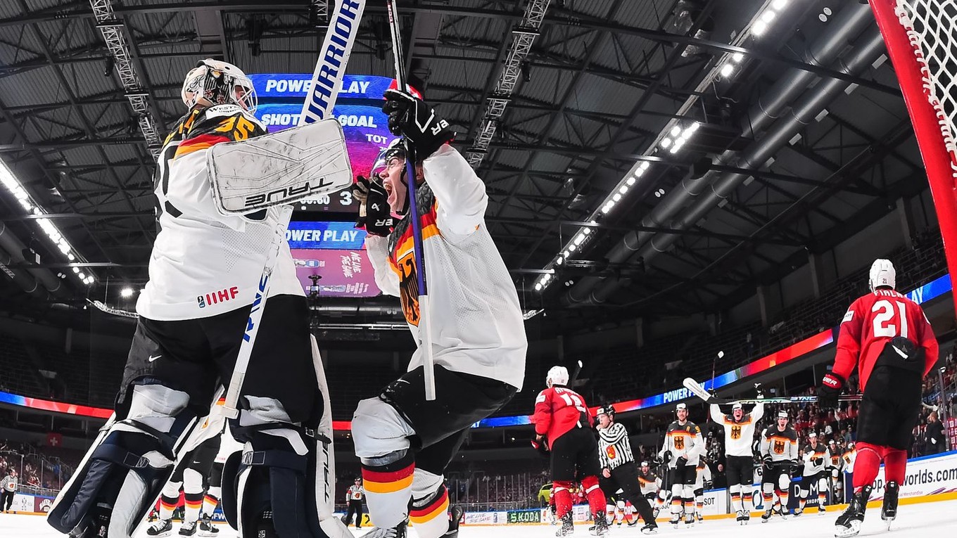 Nemeckí hokejisti oslavujú víťazstvo nad Švajčiarskom vo štvrťfinále MS 2023.