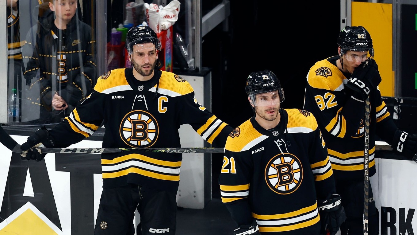 Hráči Boston Bruins Patrice Bergeron, Garnet Hathaway a Tomáš Nosek po prehre v predĺžení v zápase číslo sedem proti Floride. 