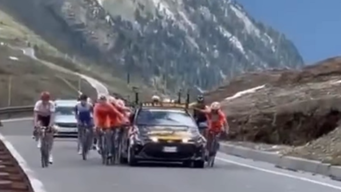 Fanúšikovia natočili cyklistov pri porušovaní pravidiel.