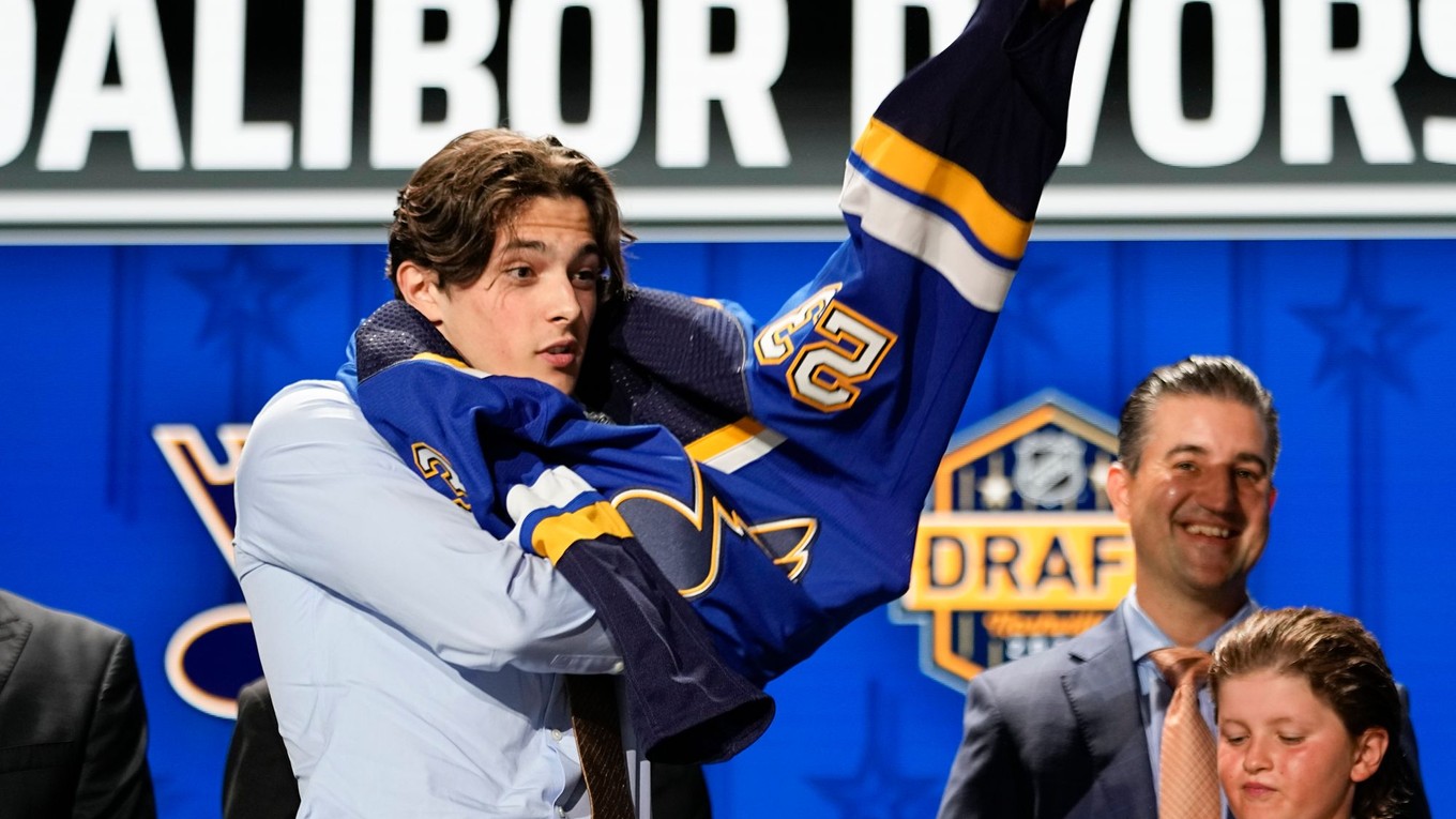 Dalibor Dvorský si oblieka dres St. Louis Blues vo vstupnom drafte NHL 2023..