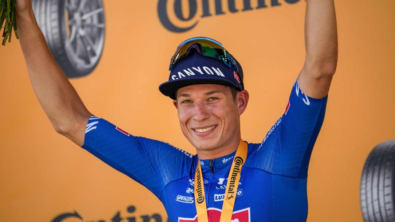 Jasper Philipsen z tímu Alpecin-Deceuninck sa teší na pódiu z víťazstva na Tour de France.