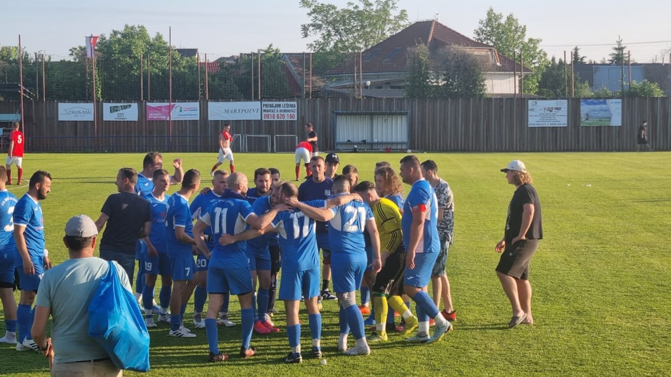 Futbalisti Malých Levár sa tešia z postupu do šiestej ligy.