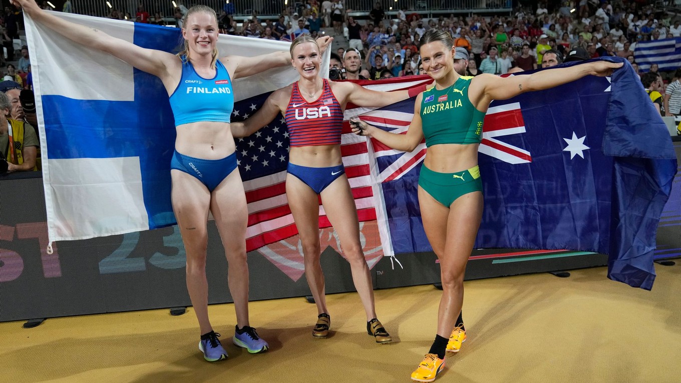 Medailistky v skoku o žrdi: zľava bronzová Fínka Vilma Murtová, zlatá Američanka Katie Moonová a druhá zlatá medailistka Nina Kennedyová z Austrálie.