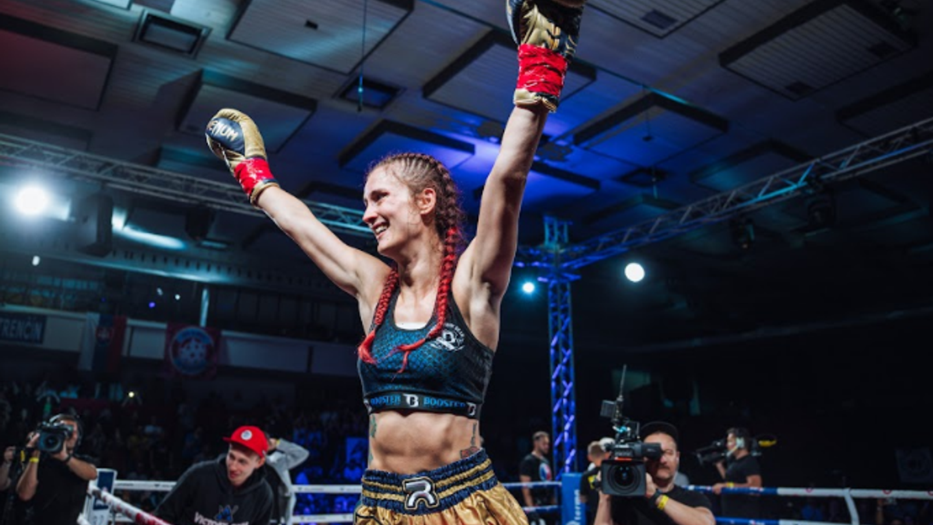 Monika Chochlíková sa raduje z výhry.