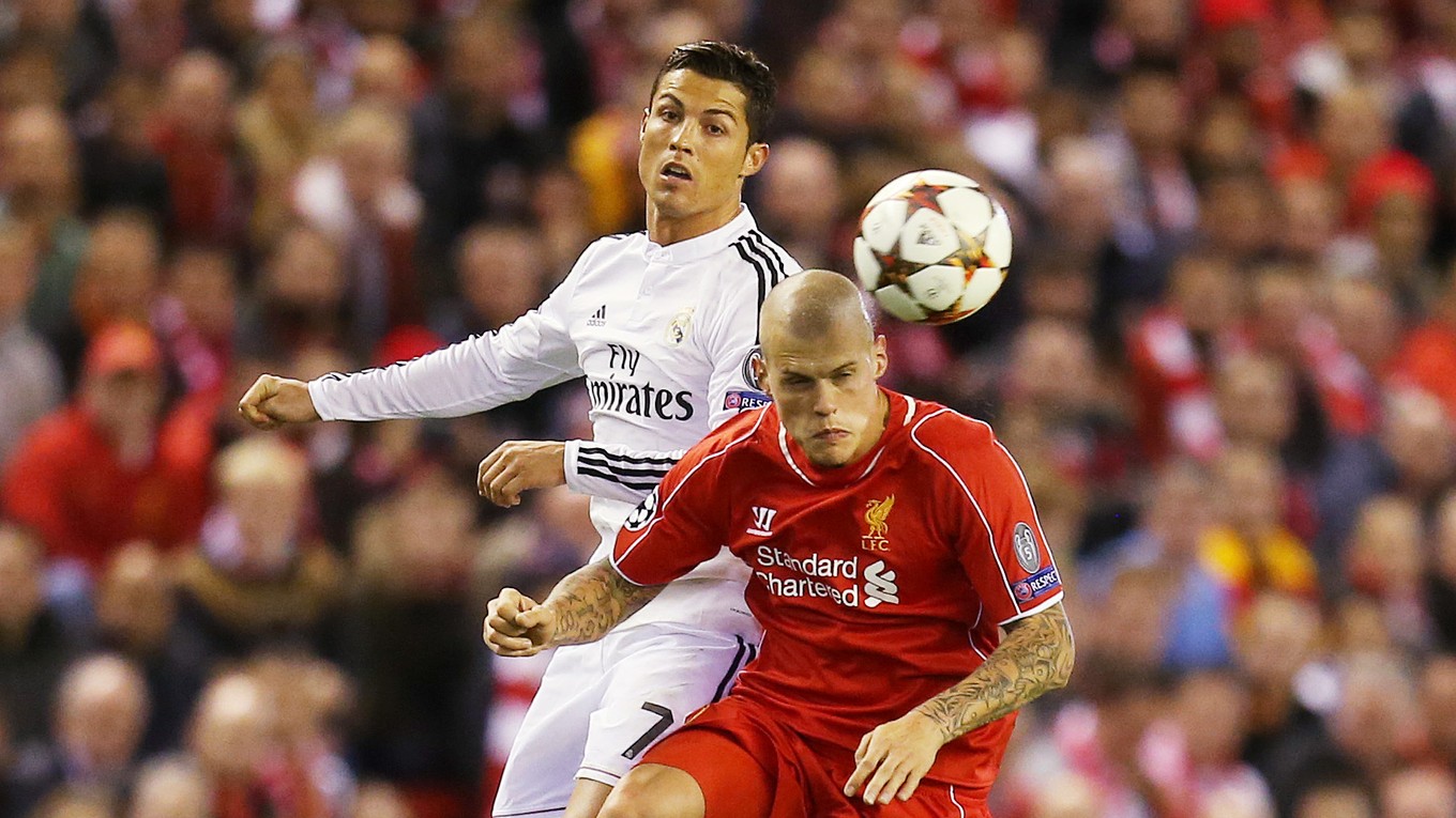Martin Škrtel a Cristiano Ronaldo v súboji v zápase Ligy majstrov FC Liverpool - Real Madrid v roku 2014. 