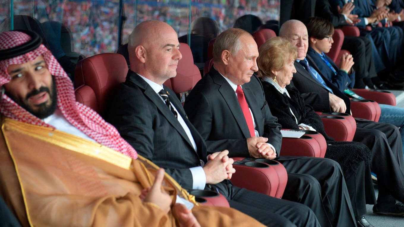 Saudský korunný princ  Mohammed bin Salman s prezidentom FIFA Giannim Infantinom a ruským prezidentom  Vladimirom Putinom.