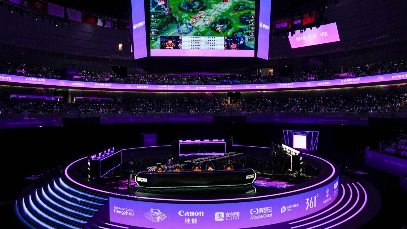 Fanúšikovia sledujú semifinálový súboj v hre  Arena of Valour na Ázijských hrách. 