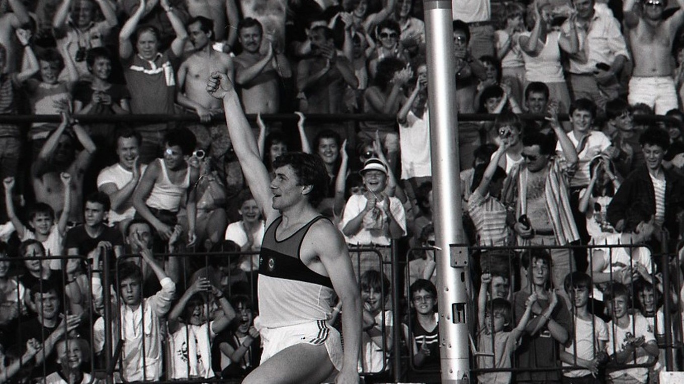 Sergej Bubka na bratislavských Pasienkoch v roku 1988 po prekonaní svetového rekordu 605 cm.