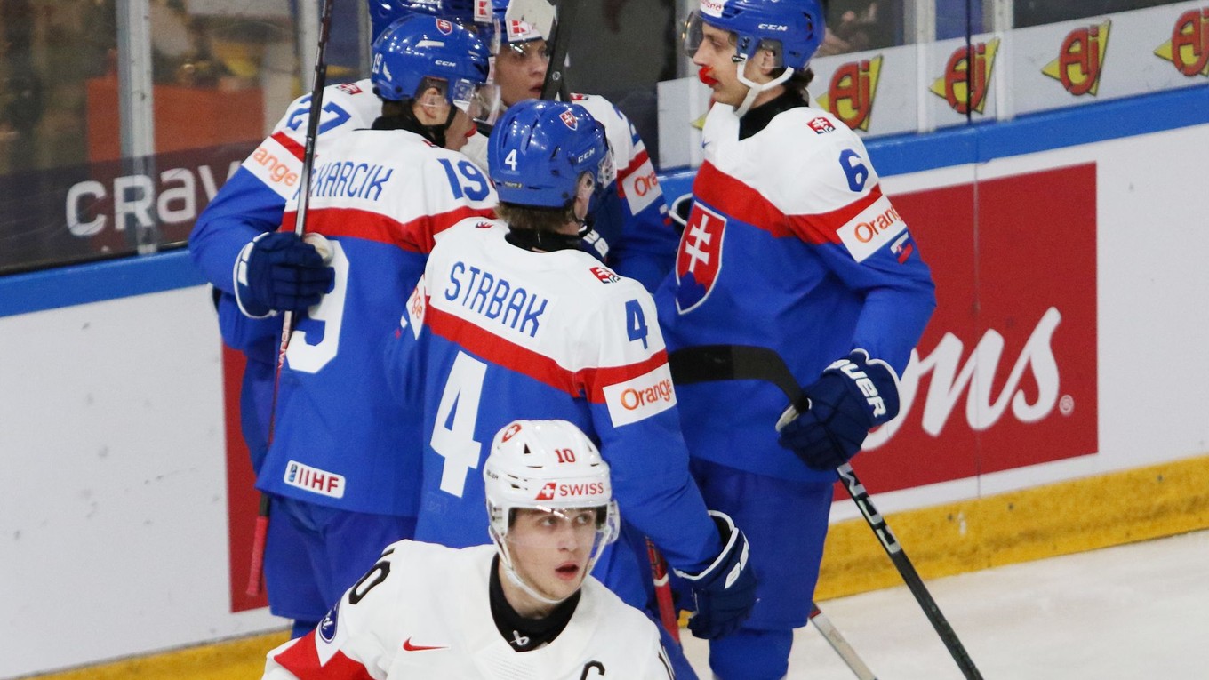 Samuel Honzek sa so spoluhráčmi teší po strelenom góle v zápase Slovensko - Švajčiarsko na MS v hokeji do 20 rokov 2024.