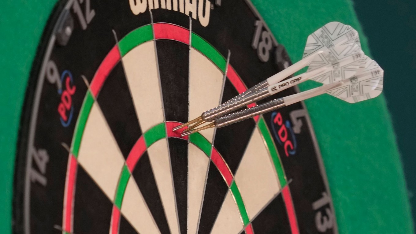 Ilustračná fotografia z maximálneho hodu v zápase šípok. 