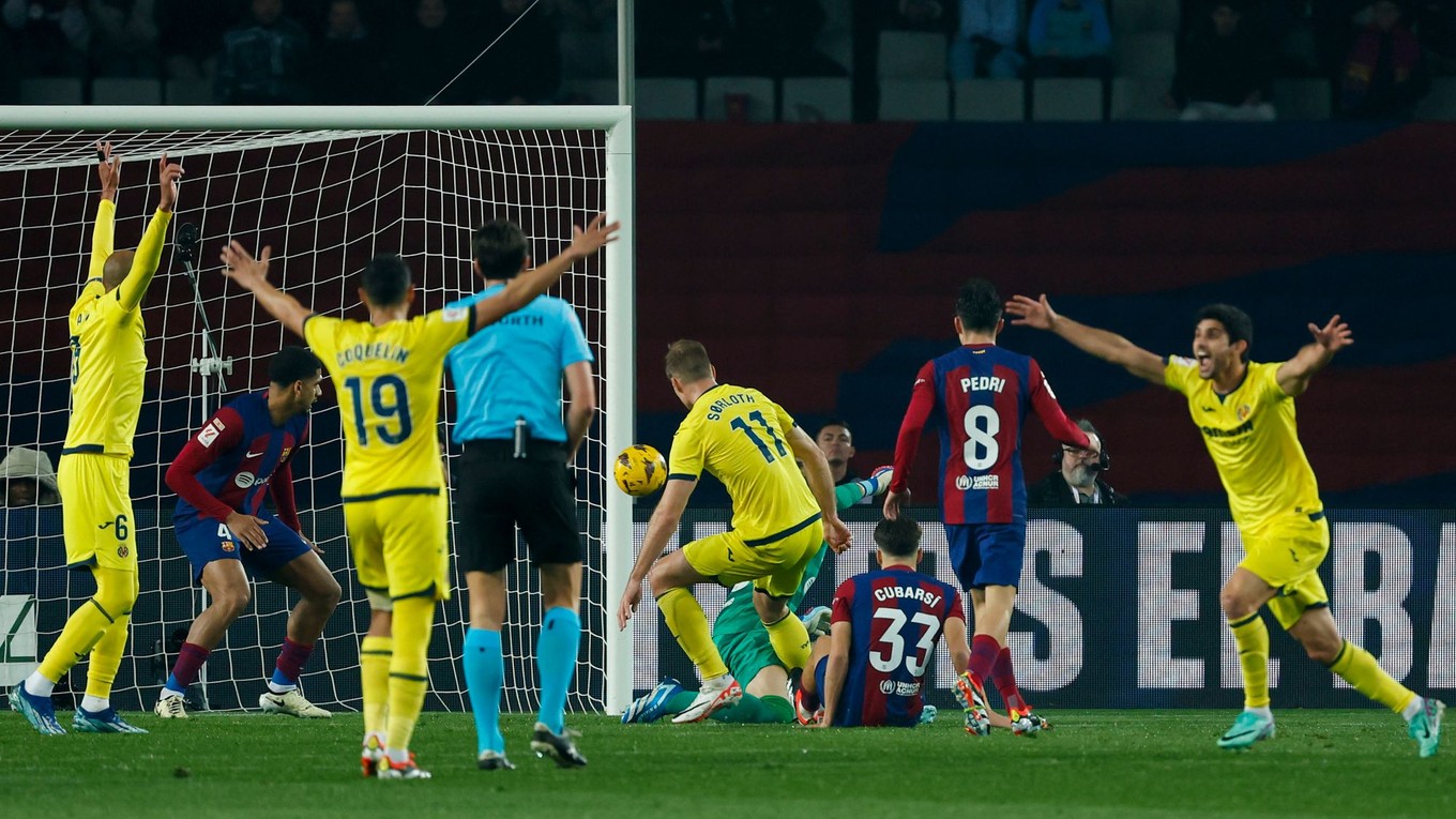 Útočník Villarrealu Alexander Sörloth (číslo 11) strieľa gól v zápase proti Barcelone.