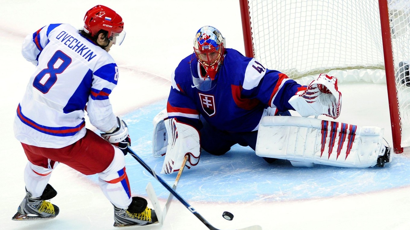 Brankár Jaroslav Halák zneškodňuje nájazd Alexandra Ovečkina v zápase Slovensko - Rusko na ZOH 2010.