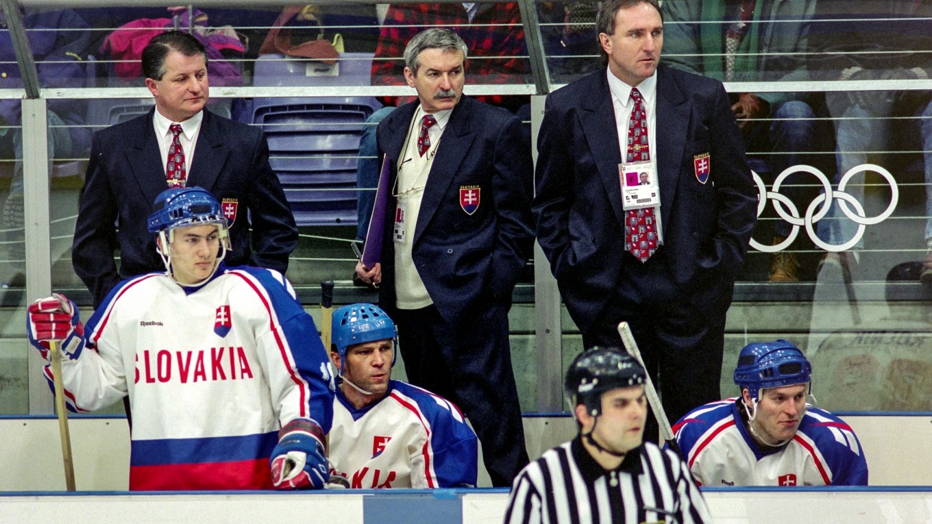 Miroslav Šatan, Peter Šťastný, Ľubomír Kolník, nad nimi tréner Július Šupler, technický vedúci Ján Halák, asistent František Hossa na zimných olympijských hrách 1994 v Lillehammeri. 
