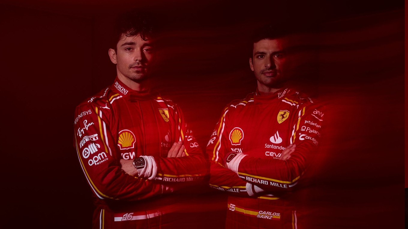 Piloti Ferrari na sezónu F1 2024 Carlos Sainz (vľavo) a Charles Leclerc.