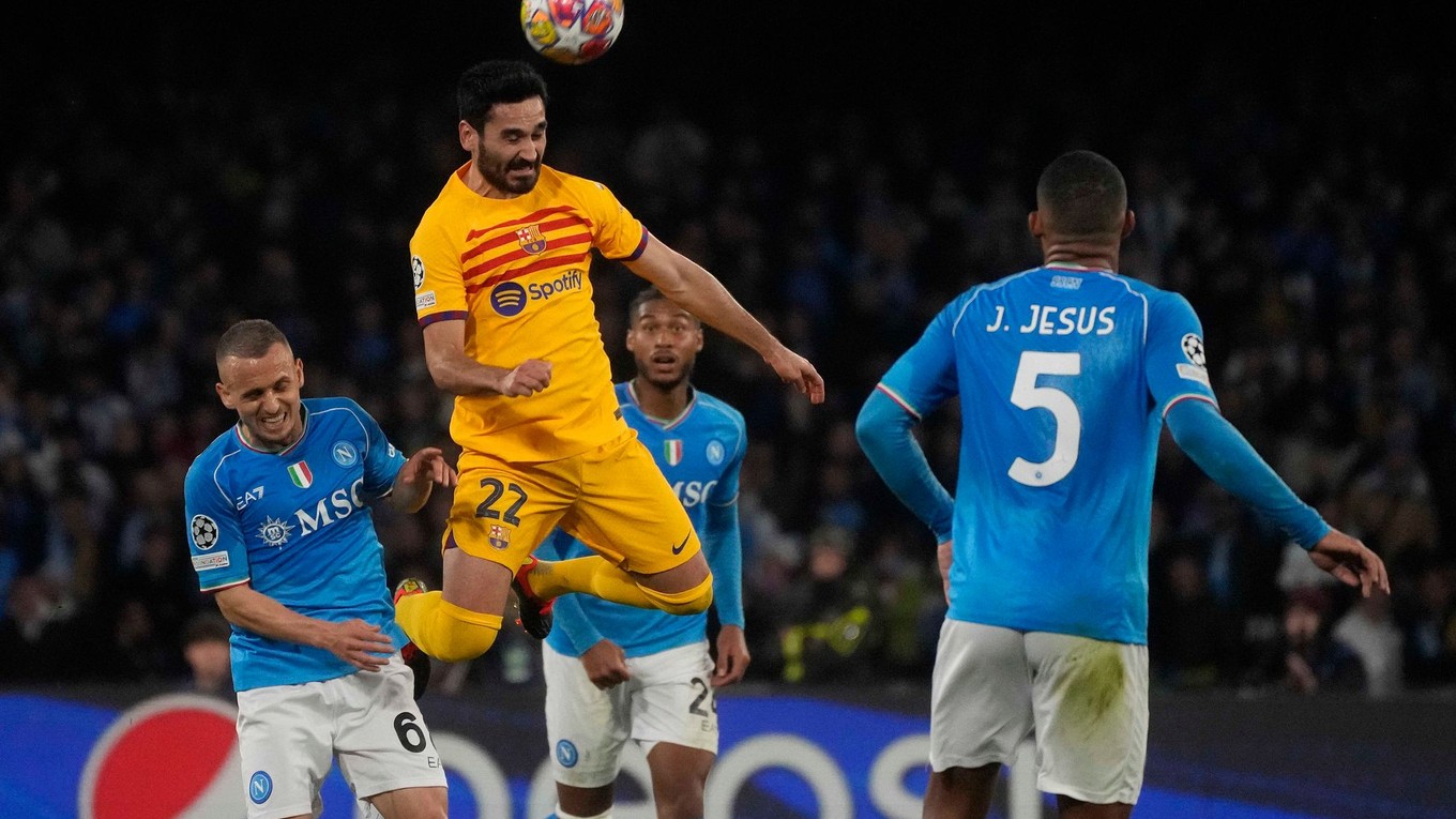 Zľava Stanislav Lobotka, Ilkay Gundogan, Mario Rui a Juan Jesus  v prvom zápase osemfinále Ligy majstrov SSC Neapol - FC Barcelona.