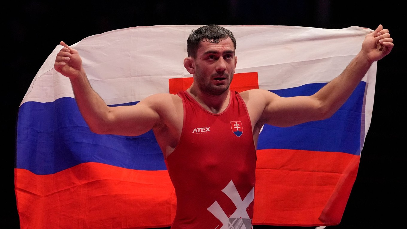 Slovenský reprezentant Taimuraz Salkazanov oslavuje po víťazstve nad Tureckom Sonerom Demitasom v zápase o zlatú medailu v kategórii mužov do 74 kg voľným štýlom počas majstrovstiev Európy v zápasení v Bukurešti.