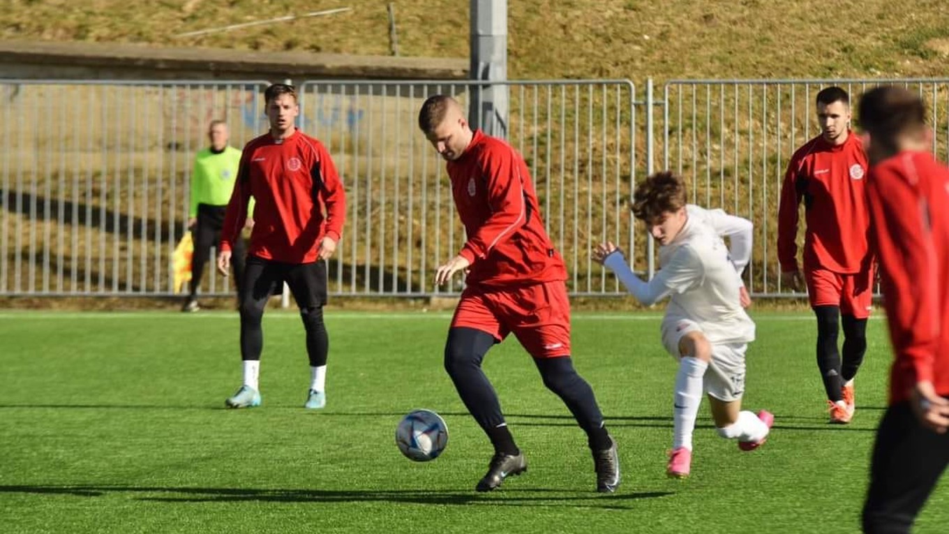 Momentka zo zápasu MFK Spartak Medzev - Lokomotíva Košice U19 v Krajskej futbalovej lige.