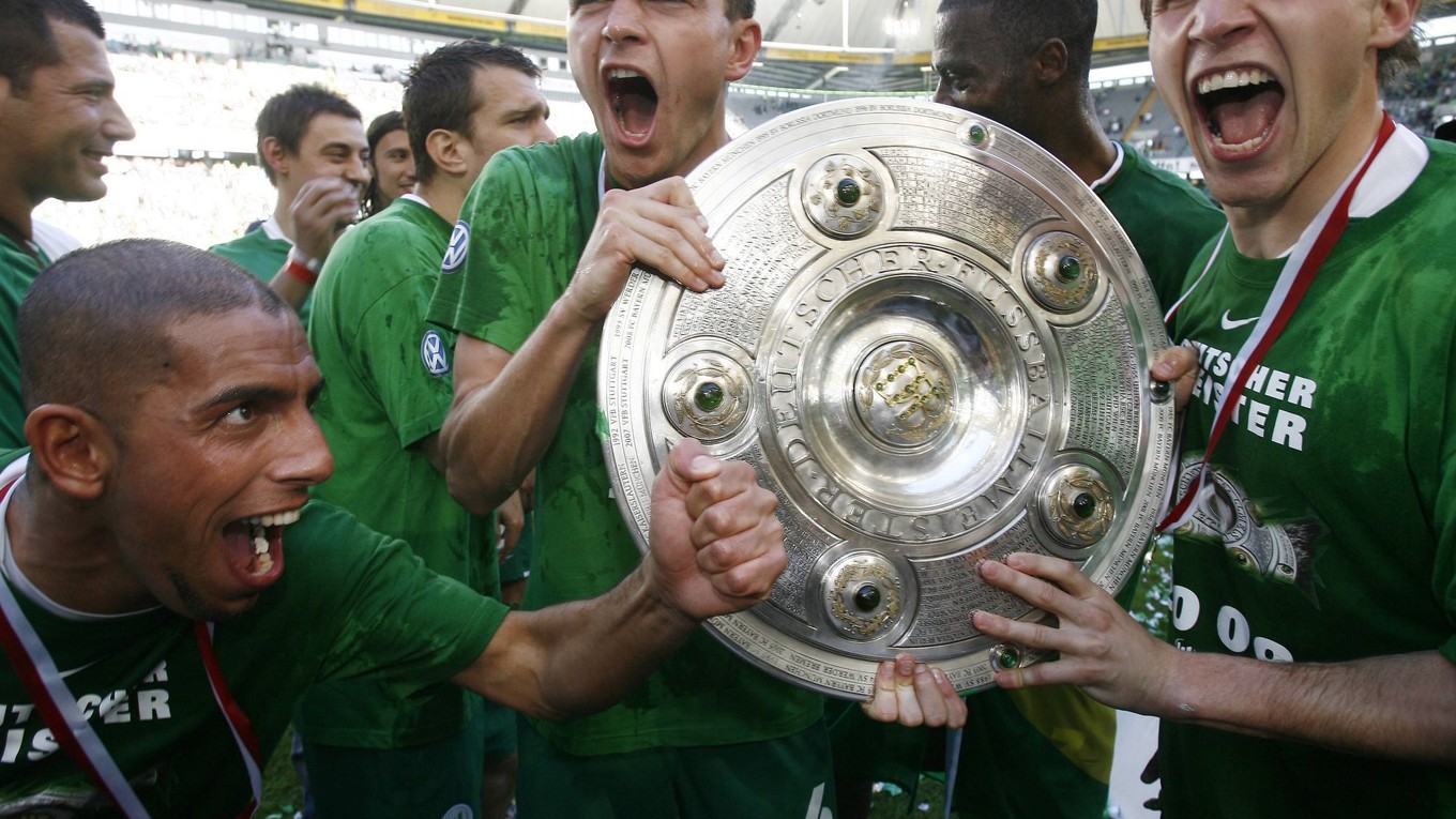 Peter Pekarík (vpravo) oslavuje titul so spoluhráčmi z Wolfsburgu.