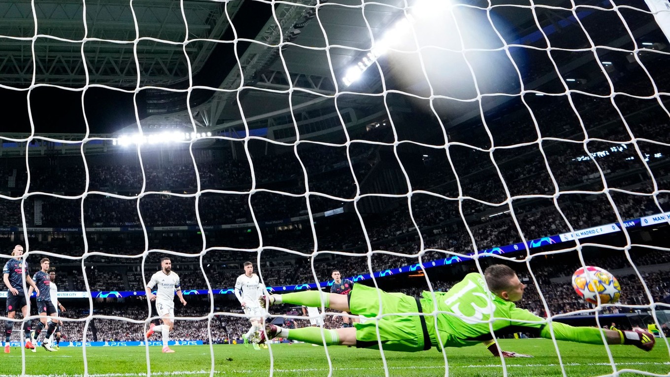 Brankár Realu Madrid Andrij Lunin inkasuje gól od  Bernarda Silvu z Manchester City v zápase Ligy majstrov. 